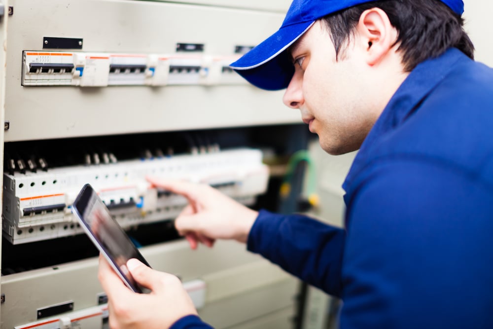 Service Technician Utilizing A Mobile Field Service Platform